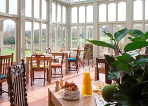 Frühstück, Mittagessen, mediterrane Küche, Blick auf den Garten 