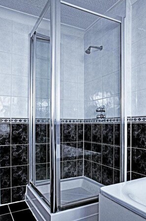 Shower, hair dryer, towels, soap - MSK The Whiteley (London)