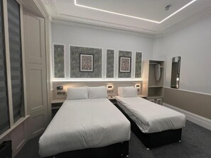 Caja de seguridad en la habitación y muebles diferentes 