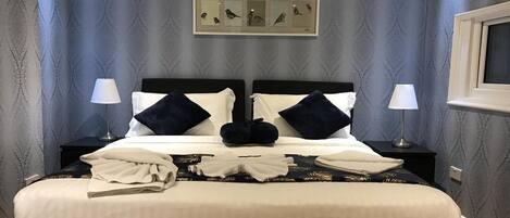 Värdeförvaringsskåp på rummet, unika möbler och arbetsyta för laptop