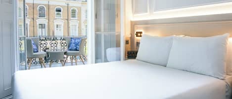 Caja de seguridad en la habitación y muebles diferentes