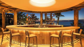 8 restaurants, spécialités Cuisine locale et internationale