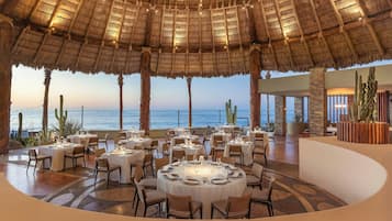 8 restaurants, spécialités Cuisine locale et internationale