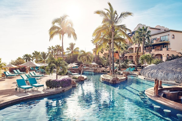 5 piscinas externas, guarda-sóis, espreguiçadeiras