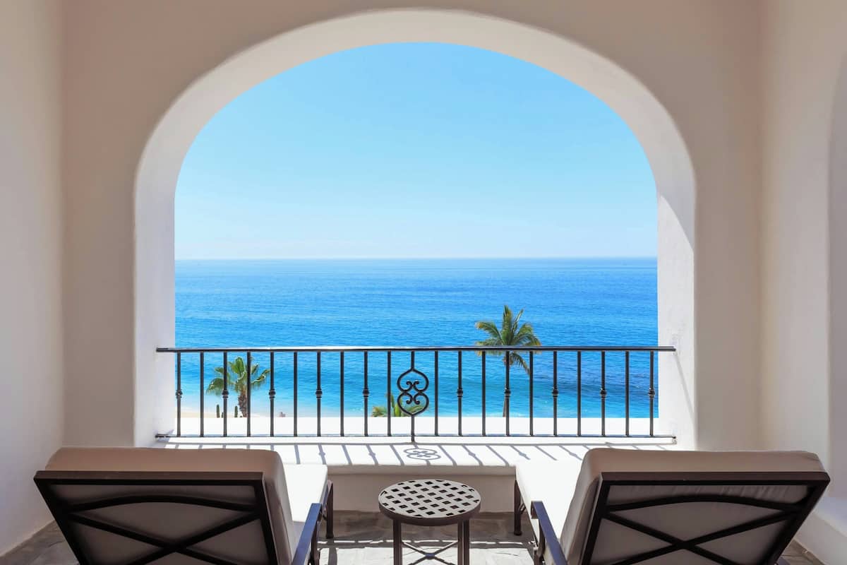 Baja, 1 King Bed, Balcony, Oceanfront | 1 makuuhuone, allergiatestatut vuodevaatteet, untuvapeitot