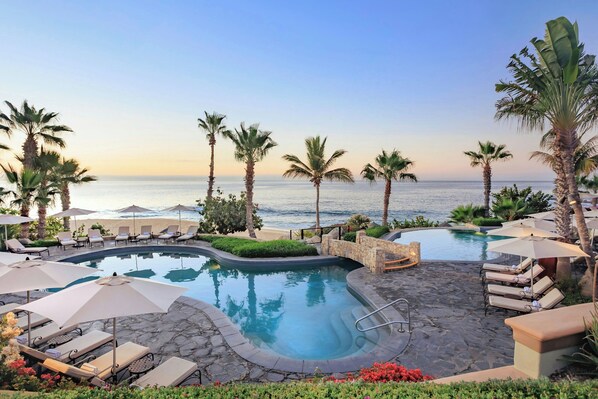 5 piscinas al aire libre, sombrillas, sillones reclinables de piscina