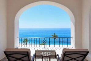 Kamer, 1 kingsize bed, balkon (Oceanfront) | Hypoallergeen beddengoed, donsdekens, pillowtop-bedden