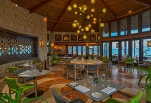 5 restaurantes; se sirven desayunos y cocina local e internacional 