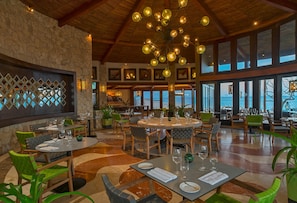 5 restaurantes; se sirven desayunos y cocina local e internacional