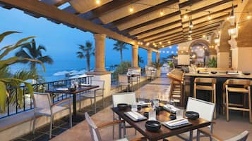 4 Bars/Lounges, 2 Poolbars, Bar im Pool