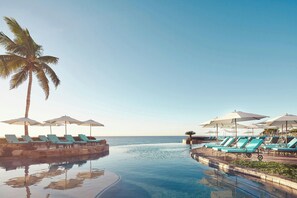 5 outdoor pools, pool umbrellas, sun loungers