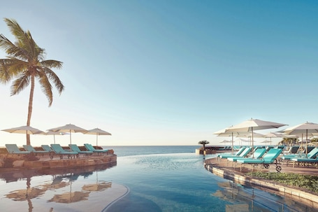 5 outdoor pools, pool umbrellas, sun loungers