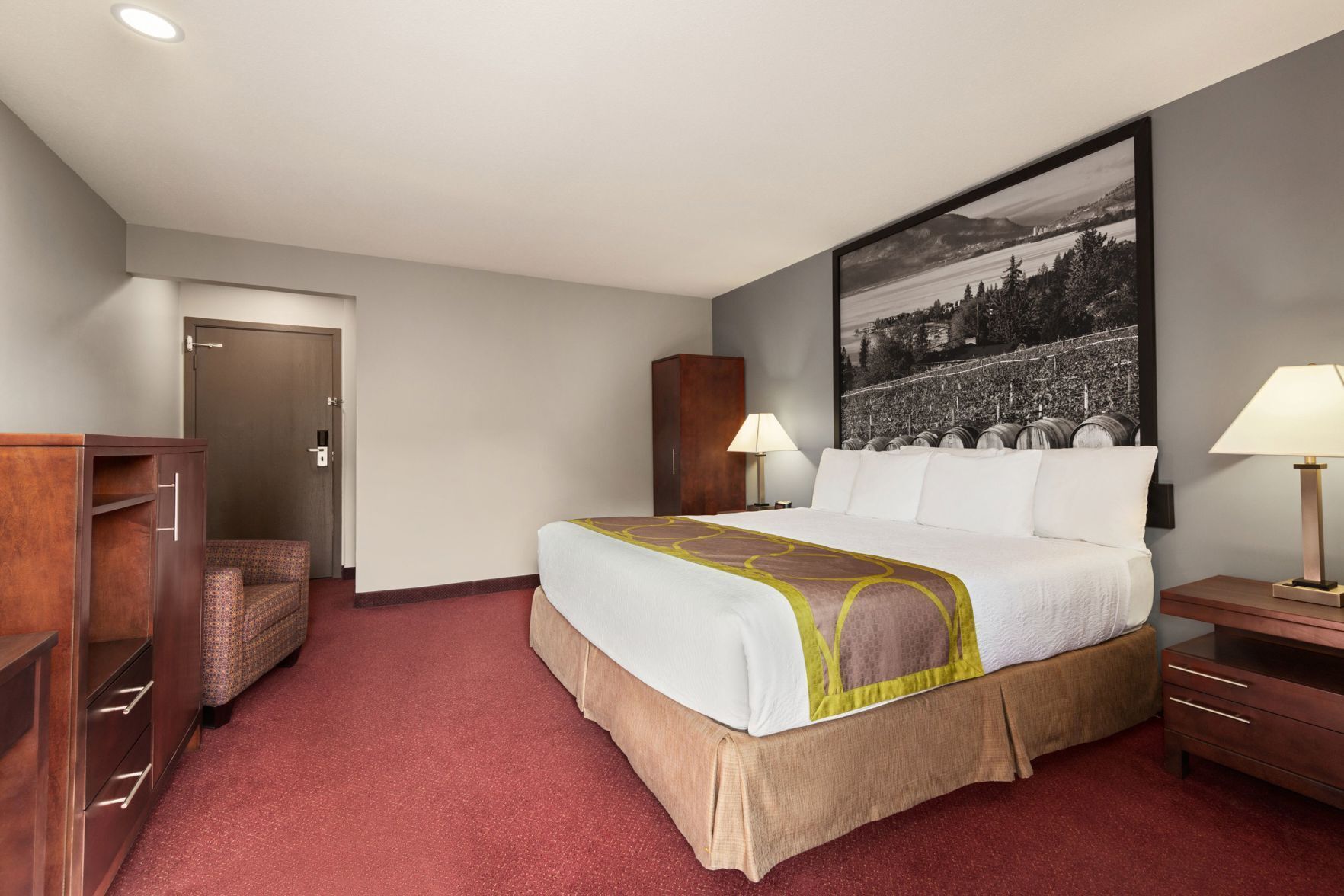 Schreibtisch, Verdunkelungsvorhänge, Bügeleisen/Bügelbrett