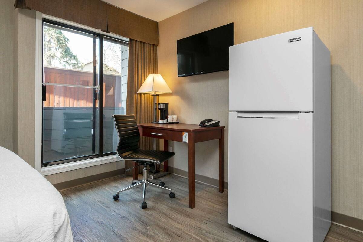 Schreibtisch, Verdunkelungsvorhänge, Bügeleisen/Bügelbrett