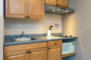 Room, 1 Queen Bed, Non Smoking (Efficiency) (No Pets) | Desk, blackout drapes, iron/ironing board, free cribs/infant beds