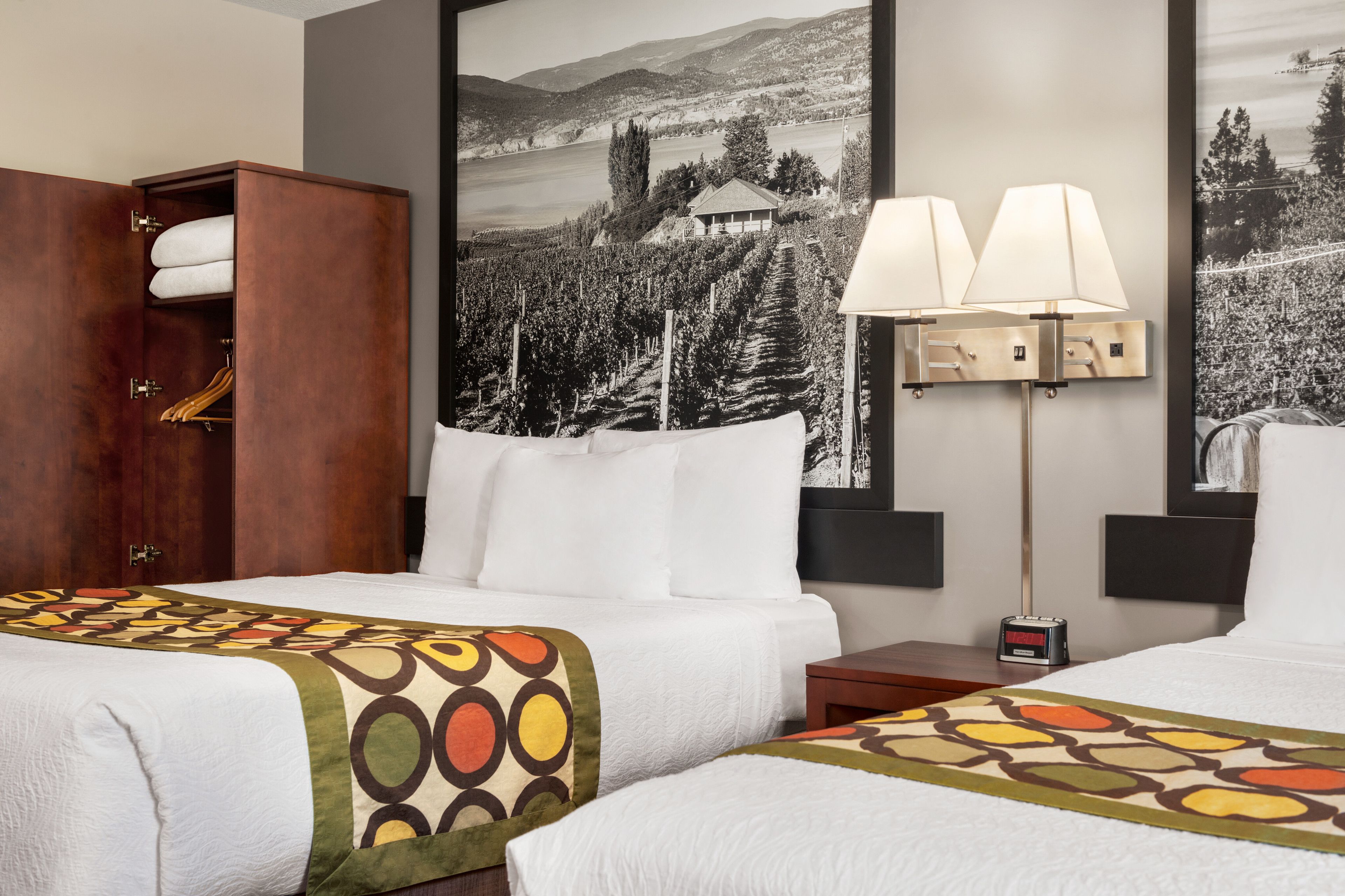 Escritorio, cortinas blackout y tabla de planchar con plancha 