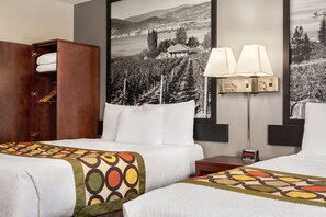 Meja kerja, tirai kedap cahaya, dan setrika/meja setrika