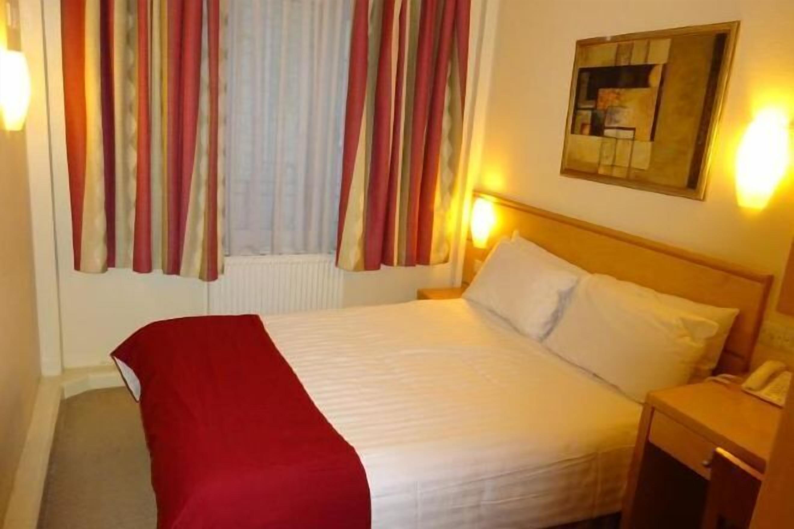 Pimennysverhot, silitysrauta/-lauta, ilmainen Wi-Fi, vuodevaatteet