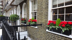 Exterior detail - Americana Hotel (London)