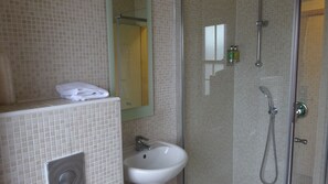 Economy Double Room | Bathroom | Shower, eco-friendly toiletries, hair dryer, towels - Americana Hotel (London)