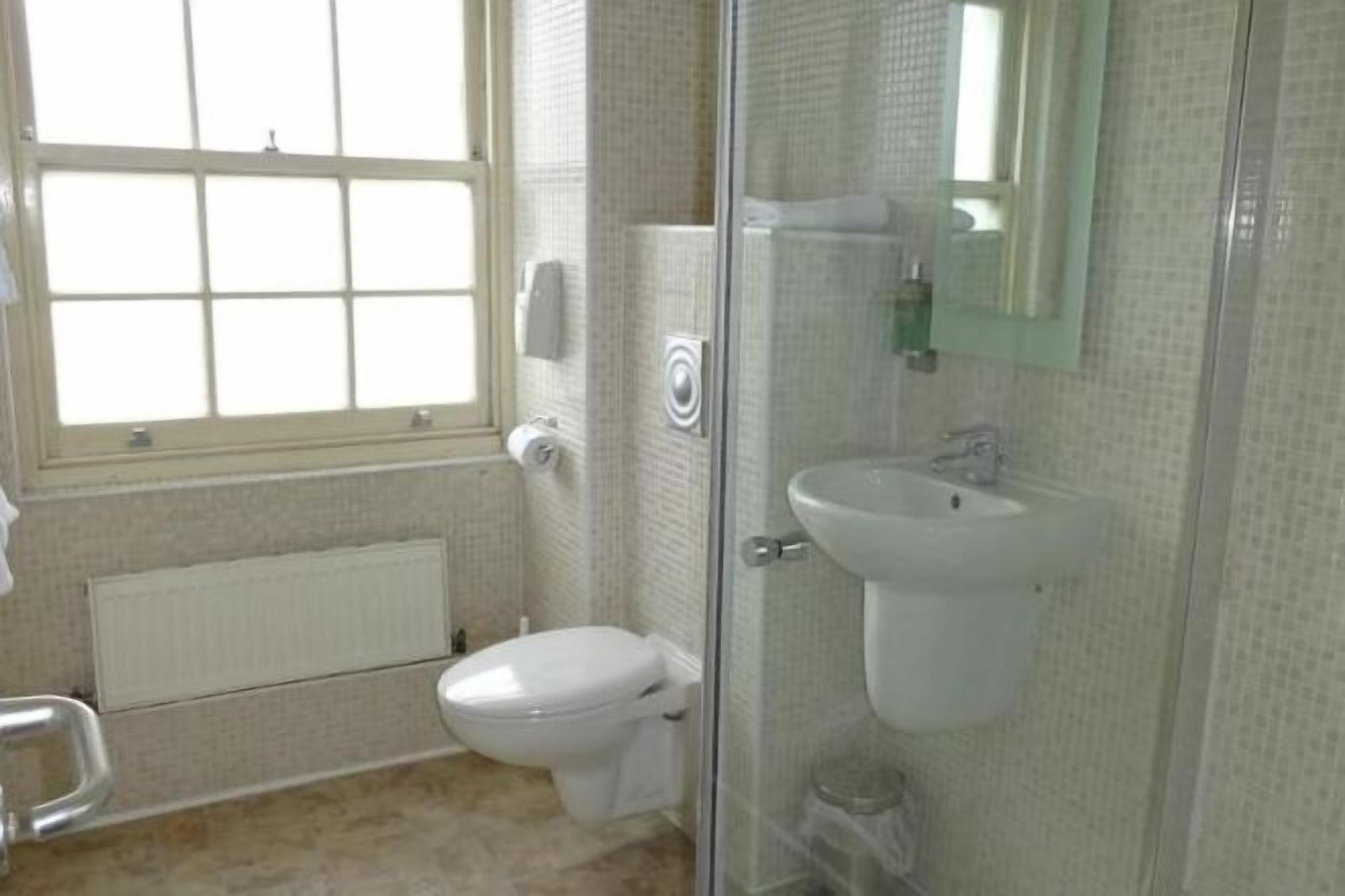 Bad | Dusj, miljøvennlige toalettsaker, hårføner og håndklær