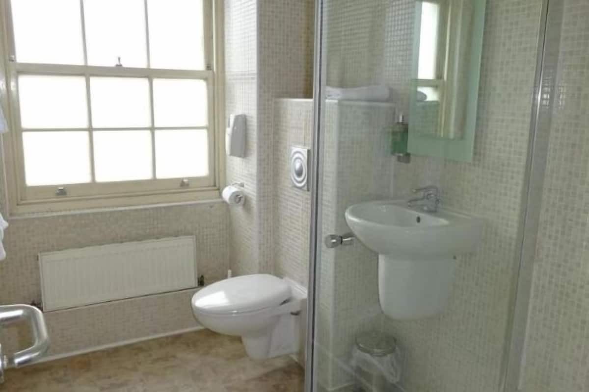 Bad | Dusj, miljøvennlige toalettsaker, hårføner og håndklær