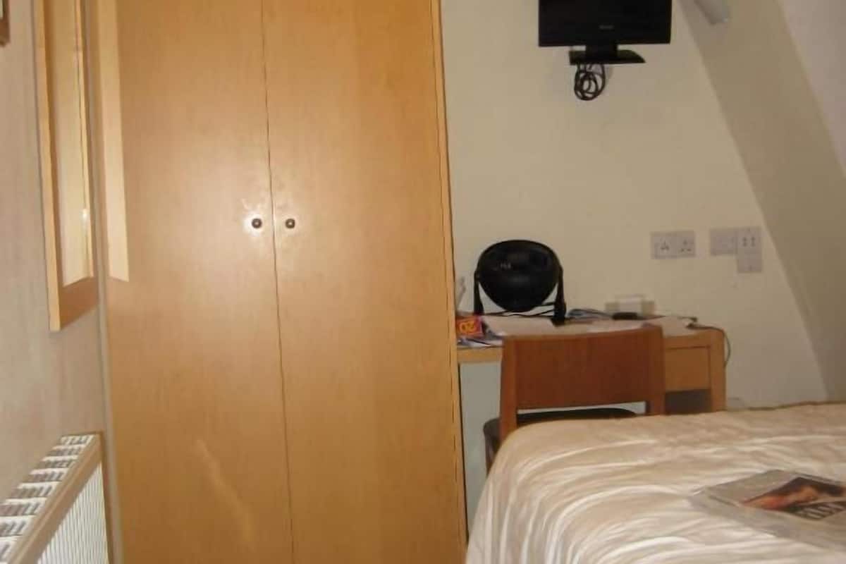 Pimennysverhot, silitysrauta/-lauta, ilmainen Wi-Fi, vuodevaatteet