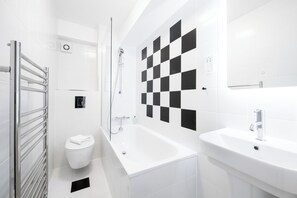 Chambre supérieure avec lits jumeaux | Salle de bain | Douche, articles de toilette écologiques, séchoir à cheveux