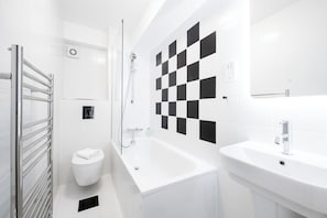 Superior-Zweibettzimmer | Badezimmer | Dusche, umweltfreundliche Kosmetikartikel, Haartrockner, Handtücher