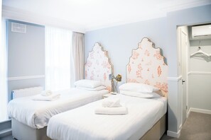 Chambre supérieure avec lits jumeaux | Rideaux d’obscurcissement, fer et planche à repasser