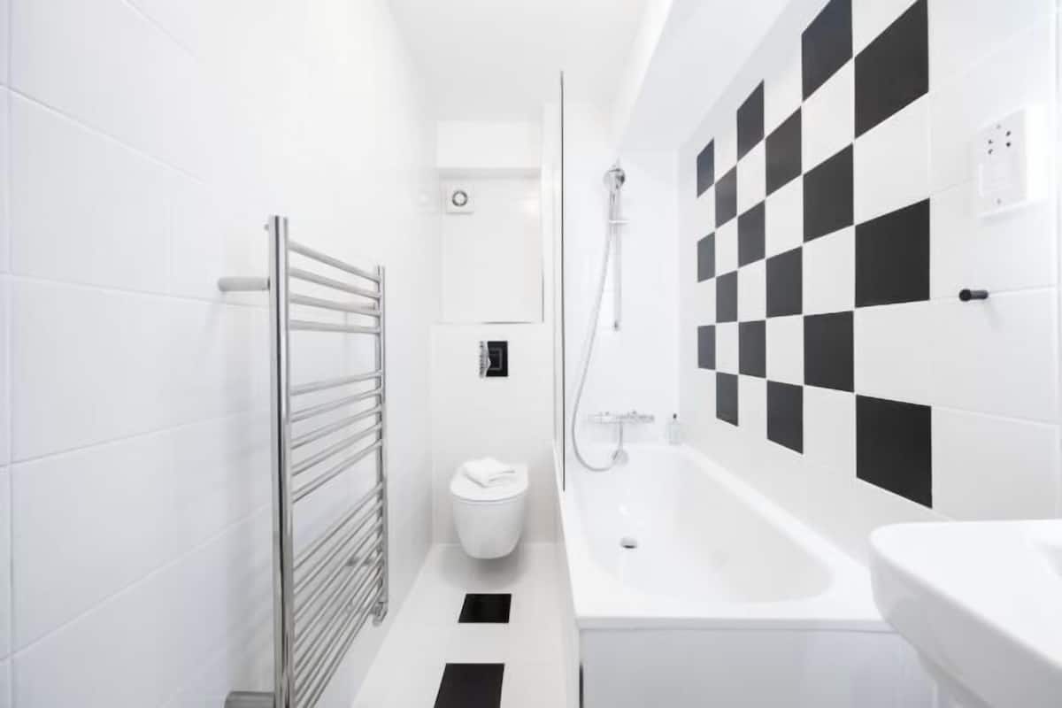 Kylpyhuone | Suihku, ympäristöystävälliset hygieniatuotteet, hiustenkuivaaja