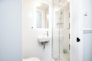 Superior Double Room | Bathroom | Shower, eco-friendly toiletries, hair dryer, towels