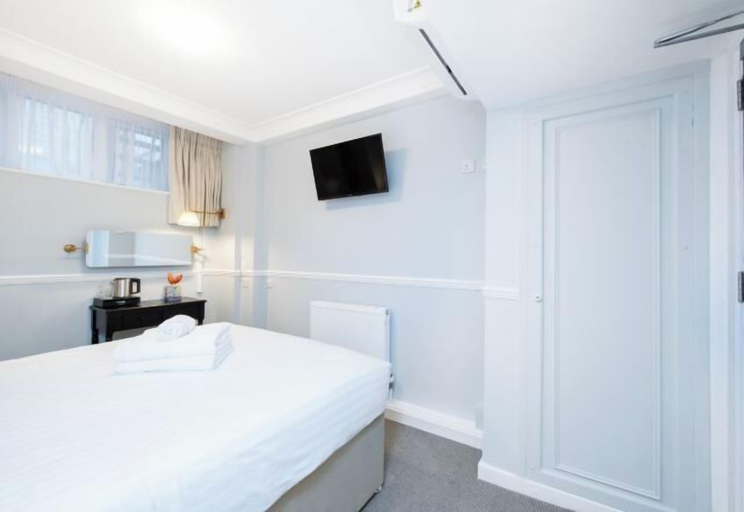 Pimennysverhot, silitysrauta/-lauta, ilmainen Wi-Fi, vuodevaatteet