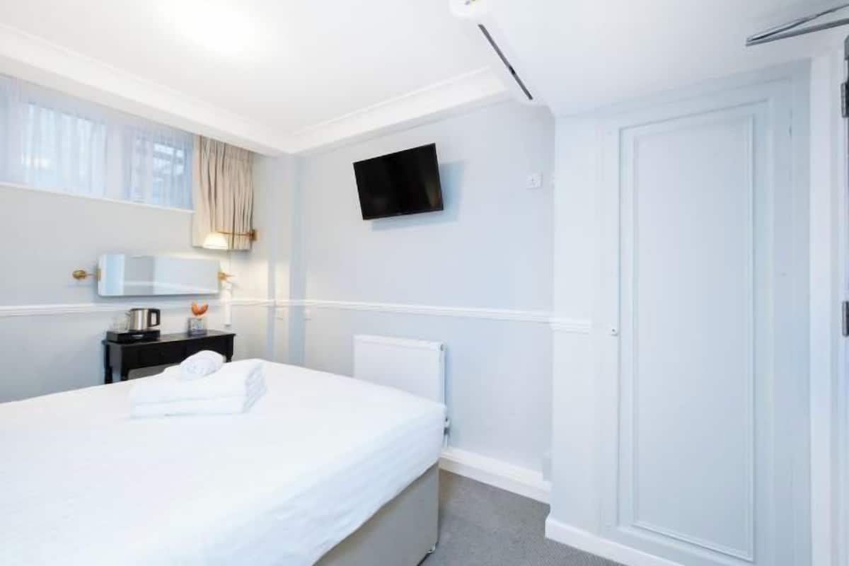 Pimennysverhot, silitysrauta/-lauta, ilmainen Wi-Fi, vuodevaatteet