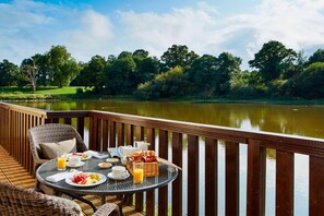 Chambre supérieure, 1 très grand lit, balcon, vue sur le lac | Literie de qualité, lit avec matelas à plateau-coussin