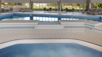 Una piscina cubierta