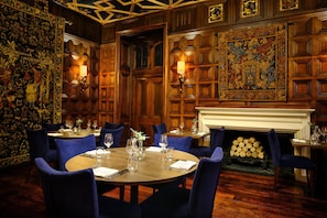供应早餐、午餐和晚餐,英国菜