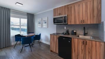 Mini-Kühlschrank, Wasserkocher mit Kaffee-/Teezubehör