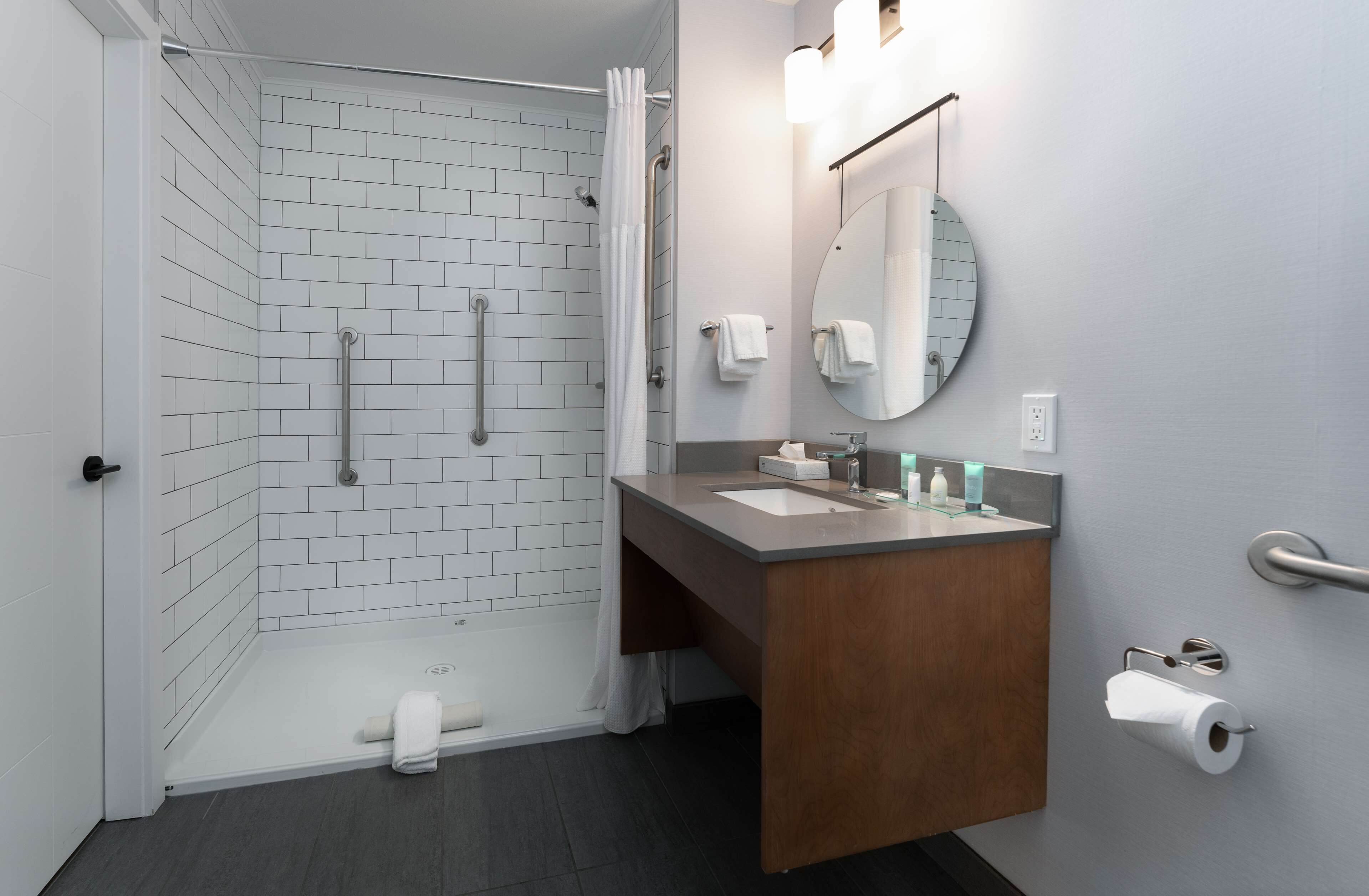 standard room, 1 queen bed, accessible, non smoking | bathroom | combined shower/bathtub, eco-friendly toiletries, hair dryer, towels