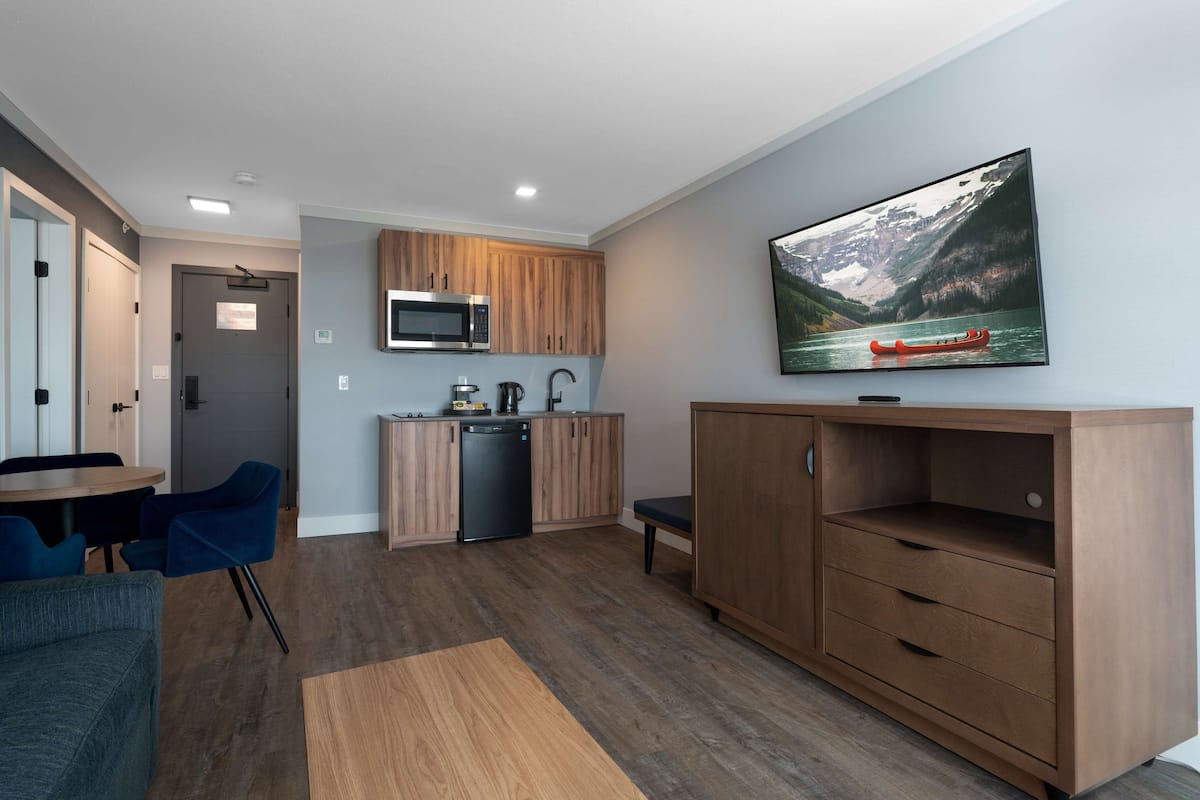 mini-fridge, coffee/tea maker