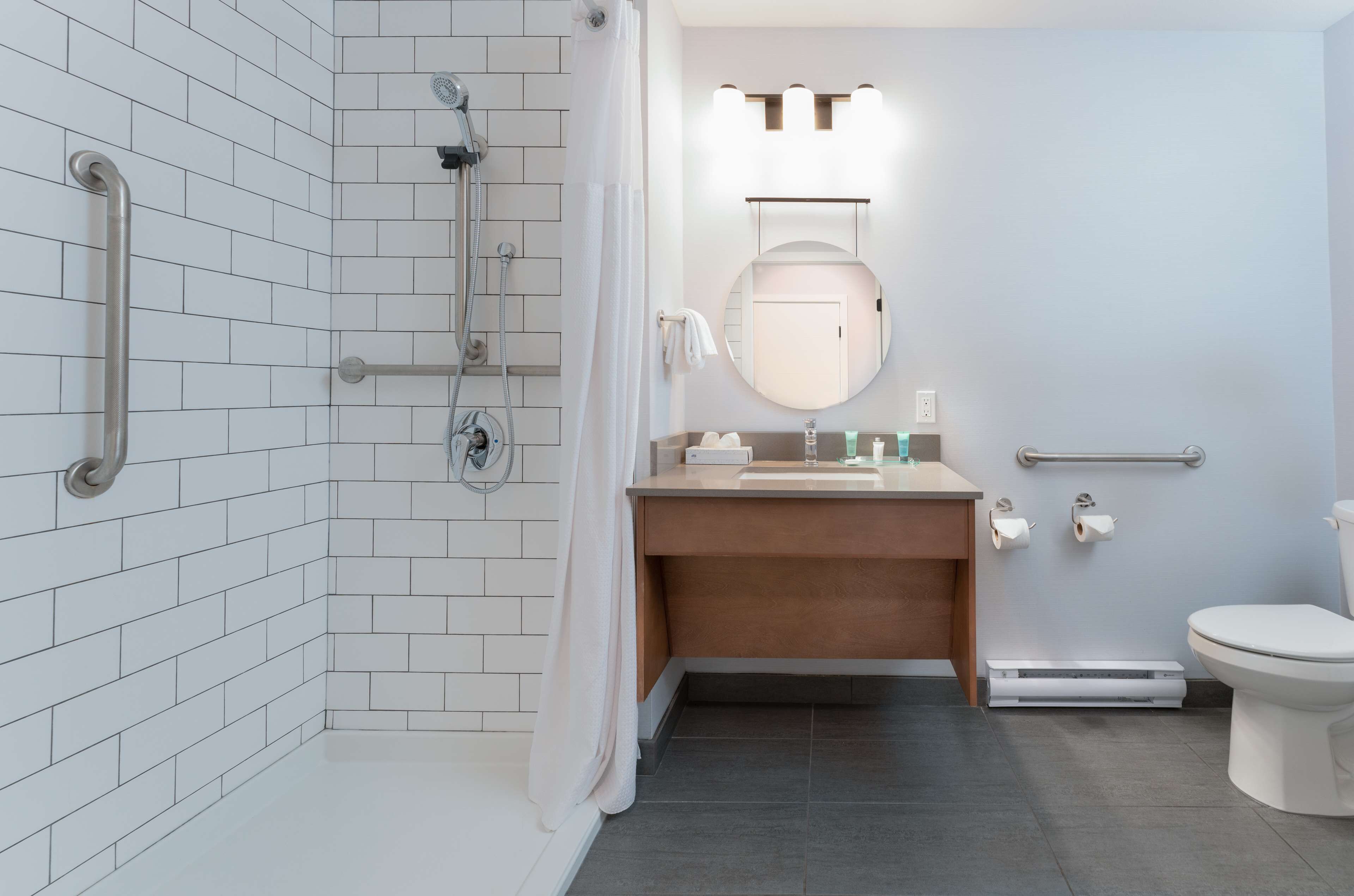 combined shower/bathtub, eco-friendly toiletries, hair dryer, towels