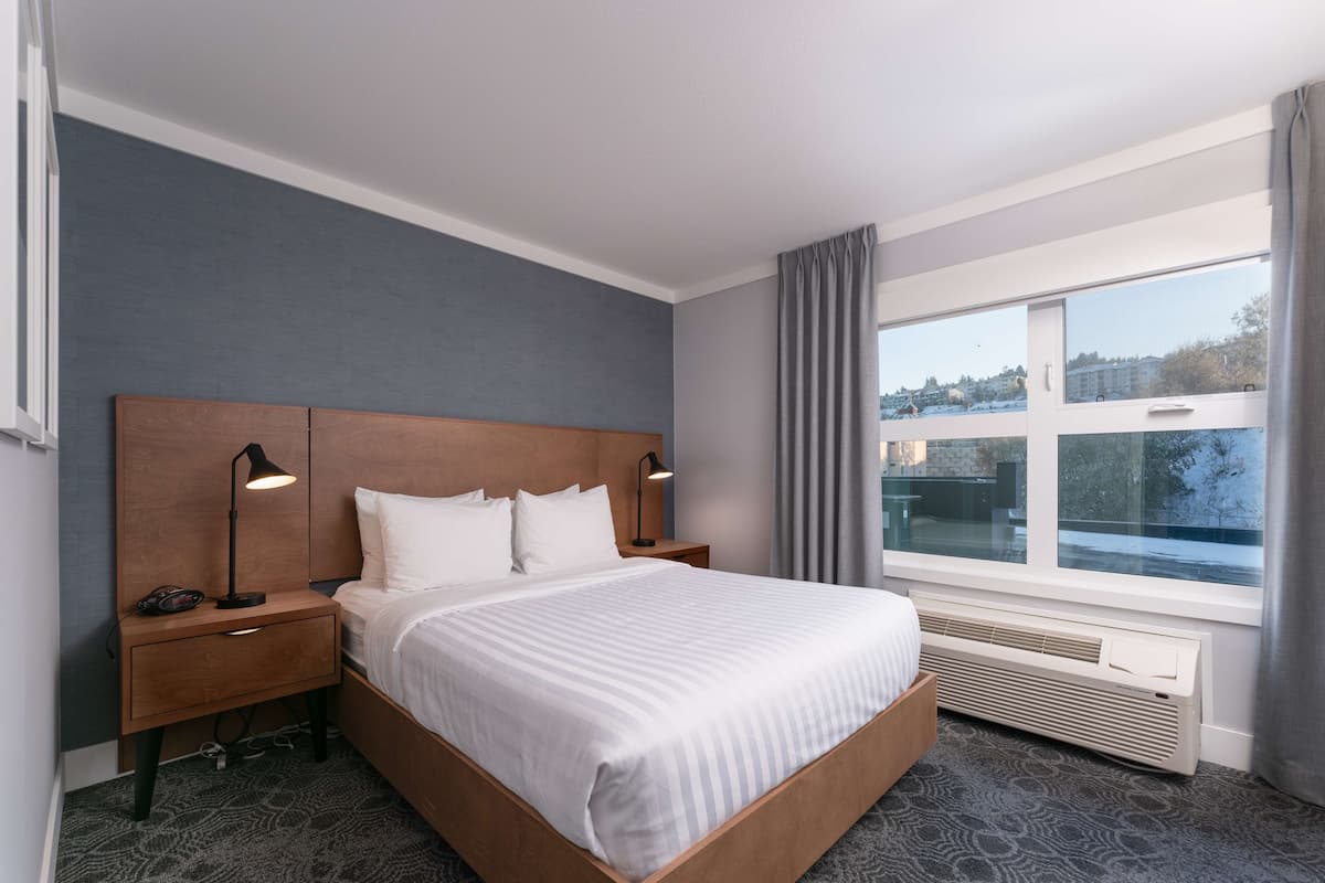 1 bedroom, premium bedding, pillowtop beds, in-room safe