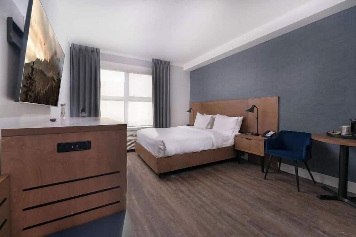 Premium bedding, pillow-top beds, in-room safe, desk