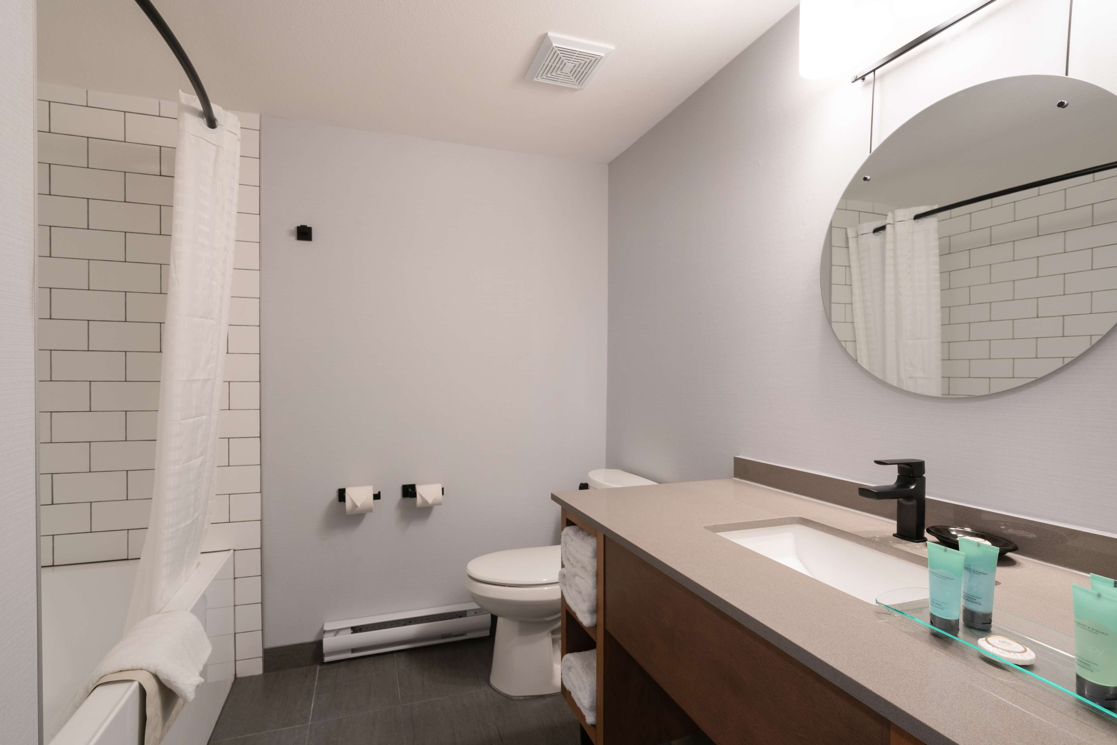 combined shower/bathtub, eco-friendly toiletries, hair dryer, towels