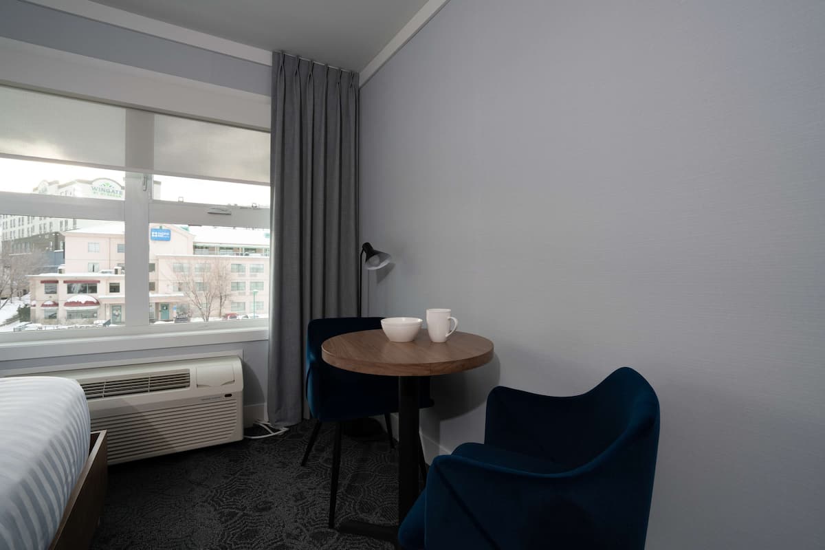 고급 침구, 필로우탑 침대, 객실 내 금고, 책상
