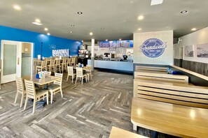 2 restaurants, breakfast served
