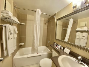 Combined shower/bathtub, free toiletries, hair dryer, towels