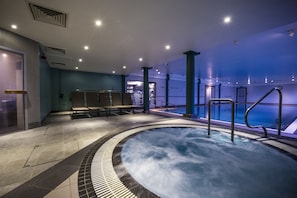 Indoor spa tub