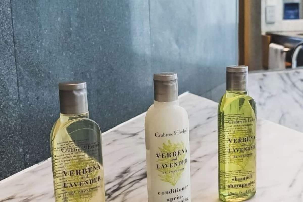 Bathroom amenities | Combined shower/tub, free toiletries, hair dryer, towels