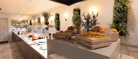 Petit déjeuner complet servi tous les jours en supplément